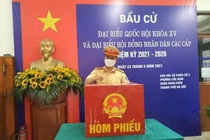 Lực lượng CSGT bỏ phiếu tại điểm bỏ phiếu số 3.