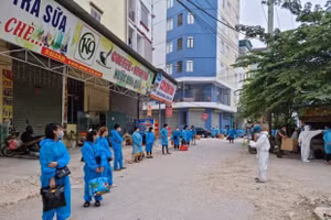 Di chuyển công nhân ở thôn Núi Hiểu đến các khu cách ly mới.