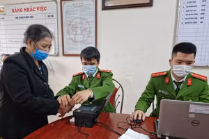 Công an huyện Phú Xuyên tổ chức cấp CCCD lưu động cho người dân.