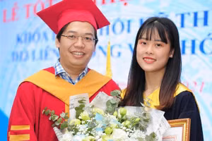 Thủ khoa Quản lý Công nghiệp và Năng lượng chụp ảnh lưu niệm cùng TS. Dương Trung Kiên - Phó Hiệu trưởng nhà trường (ảnh tư liệu).