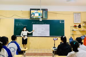 Lớp học tại Trường THPT Cẩm Lý giúp HS thực hiện cách ly tại nhà học tập tốt nhất. Ảnh: NTCC