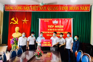 Phòng GD&ĐT Lục Nam cùng Ban Giám hiệu tặng quà cho BCĐ phòng chống Covid-19 xã Khám Lạng.