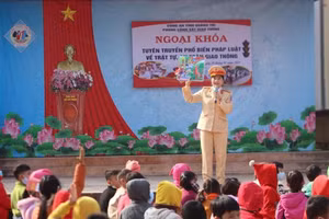 Cán bộ Phòng CSGT (Công an tỉnh Quảng Trị) tuyên truyền phổ biến giáo dục pháp luật cho học sinh.