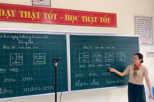 Trường học tại huyện Việt Yên, Bắc Giang chuyển sang dạy trực tuyến phòng dịch.