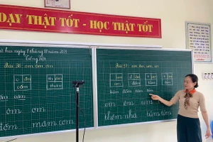 Trường học tại huyện Việt Yên, Bắc Giang chuyển sang dạy trực tuyến phòng dịch.