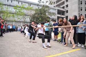 Sinh viên EPU sôi nổi tranh tài giải kéo co.