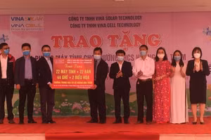 Đại diện các đơn vị doanh nghiệp trao tặng trang thiết bị phòng máy tính gửi đến Trường THCS Hoàng Hoa Thám.