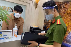 Lực lượng chức năng kiểm tra công tác phòng dịch Covid-19.