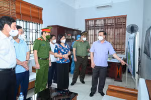 Ủy viên Bộ Chính trị, Bí thư Thành ủy Hà Nội Đinh Tiến Dũng kiểm tra công tác phòng dịch tại huyện Thanh Trì.