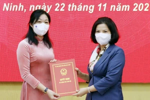 Chủ tịch UBND tỉnh Bắc Ninh - Nguyễn Hương Giang trao Quyết định bổ nhiệm cho bà Nguyễn Thị Lệ Tuyết.