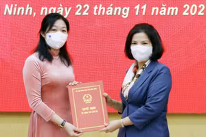 Chủ tịch UBND tỉnh Bắc Ninh - Nguyễn Hương Giang trao Quyết định bổ nhiệm cho bà Nguyễn Thị Lệ Tuyết.