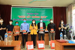 Chủ tịch Ủy ban MTTQ Việt Nam TP Hà Nội Nguyễn Lan Hương trao quà cho lưu học sinh đang học tập tại Học viện Nông nghiệp Việt Nam.