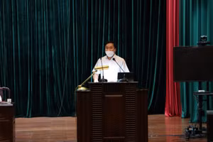 Đại diện Bộ phận thường trực đặc biệt của Bộ Y tế trình bày kế hoạch lấy mẫu xét nghiệm trên địa bàn huyện Quế Võ.