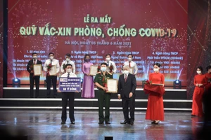 Ông Trần Minh Đạt – P.TGĐ MB trao tặng số tiền 60 tỷ cho Quỹ vắc xin phòng, chống Covid- 19.