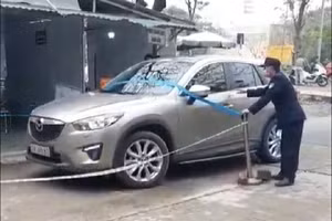 Không chấp hành việc khai báo y tế, người đàn ông lớn tiếng đòi số điện thoại của lãnh đạo Bệnh viện Thể thao Việt Nam.