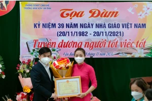 Ông Nguyễn Tân Sơn - Phó Chủ tịch UBND huyện Cẩm Khê trao Bằng khen của Bộ trưởng Bộ GD&ĐT cho cô Nguyễn Thị Huyền Chang.