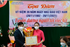 Ông Nguyễn Tân Sơn - Phó Chủ tịch UBND huyện Cẩm Khê trao Bằng khen của Bộ trưởng Bộ GD&ĐT cho cô Nguyễn Thị Huyền Chang.