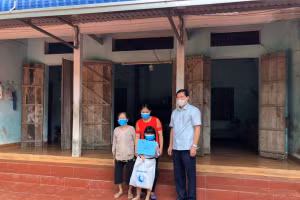 Đại diện Sở Lao động Thương binh và Xã hội Hà Nội trao hỗ trợ cho cháu Nguyễn Thị Bảo Yến tại xã Đông Phương Yên, huyện Chương Mỹ.