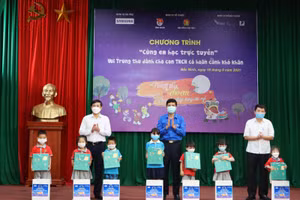  Bắc Ninh trao tặng phần quà cho các em có hoàn cảnh khó khăn.