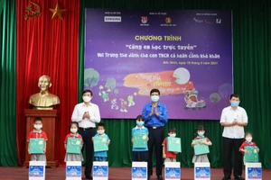  Bắc Ninh trao tặng phần quà cho các em có hoàn cảnh khó khăn.