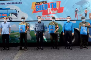 Chủ tịch LĐLĐ Thành phố Hà Nội Nguyễn Phi Thường (thứ 3 từ trái sang) trao “Túi An sinh Công đoàn” cho người lao động Công ty Tân Hồng Hà.