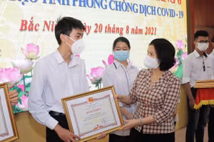 Bà Nguyễn Hương Giang trao Bằng khen cho thủ khoa toàn quốc và thủ khoa cấp tỉnh tại Kỳ thi tốt ngiệp THPT 2021.