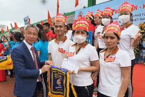 Trưởng phòng GD&ĐT thành phố Từ Sơn trao giải cho các đội.