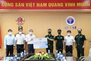 Đại tá Trần Minh Đạt – Phó Tổng giám đốc MB (thứ tư từ trái qua) đại diện MB trao tặng Bộ Y tế 1.000.000 khẩu trang y tế 3M 1870+ N95.