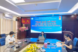 Buổi lễ trực tuyến trao quà hỗ trợ sinh viên gặp khó khăn do ảnh hưởng của Covid-19.