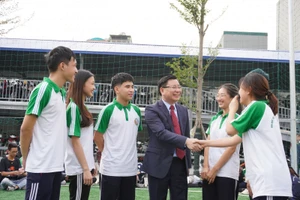 PGS.TS Hoàng Anh Huy - Hiệu trưởng nhà trường cùng sinh viên.
