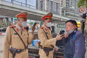 Lực lượng CSGT kiểm tra nồng độ lái xe.