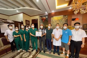 Thứ trưởng Bộ Y tế Nguyễn Trường Sơn trao quà động viện thầy trò các trường y dược.