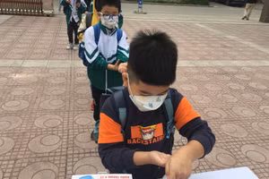 Học sinh Bắc Giang đến trường thực hiện nghiêm 5K phòng dịch Covid-19.