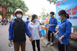 Người cha nắm tay đưa con gái đến điểm thi Trường THPT Lục Nam.