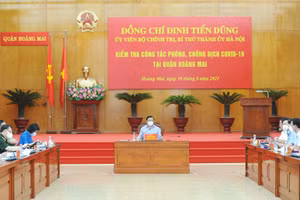 Ủy viên Bộ Chính trị, Bí thư Thành ủy Hà Nội Đinh Tiến Dũng cùng đoàn công tác đã kiểm tra công tác phòng, chống dịch Covid-19 tại quận Hoàng Mai.