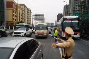 Lực lượng CSGT phân luồng giao thông trên cao tốc.