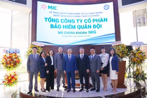 Các đại biểu chụp ảnh lưu niệm tại Lễ trao quyết định.