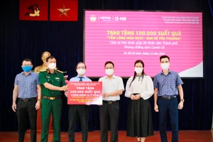 MB cùng Viettel trao tặng 100.000 suất quà đến các gia đình có hoàn cảnh khó khăn tại 22 quận, huyện trên địa bàn Thành phố Hồ Chí Minh.