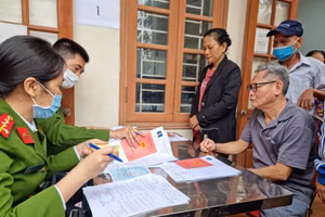 Cấp CCCD cho người dân Thủ đô.