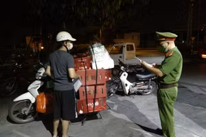 Lực lượng chức năng tuần tra kiểm soát ban đêm.