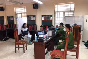 Tổ chức cấp CCCD cho học sinh tại các điểm tiêm vắc xin phòng Covid-19.