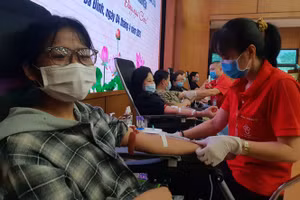 Người dân Thủ đô tham gia hiến máu tình nguyện.