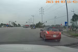 Hình ảnh được camera ghi lại phản ánh đến Phòng CSGT Tp.Hà Nội.