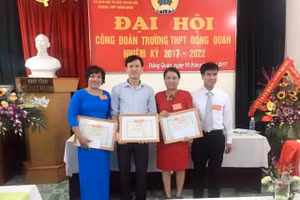 Thầy Nguyễn Văn Đức (thứ 2 từ trái sang) – GV Trường THPT Đồng Quan (Ảnh NVCC)