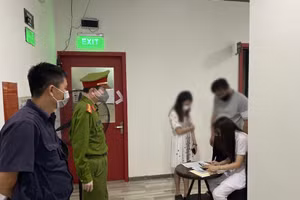 Lực lượng chức năng tiến hành lập biên bản cơ sở và các cá nhân vi phạm.