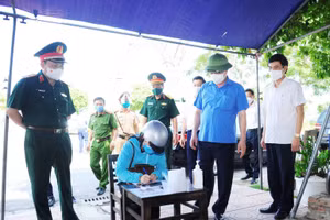 Người dân thực hiện khai báo y tế phòng dịch Covid-19.