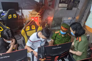 Lực lượng chức năng lập biên bản xử lý vi phạm công tác phòng dicchj Covid-19.