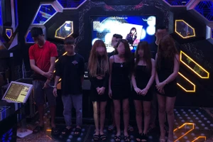 Nhóm thanh niên tại quán karaoke.