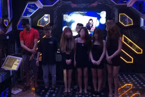 Nhóm thanh niên tại quán karaoke.