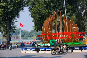 Các tuyến phố của Thủ đô trang hoàng rực rỡ cờ, hoa, băng rôn... chào mừng Đại hội XIII của Đảng.